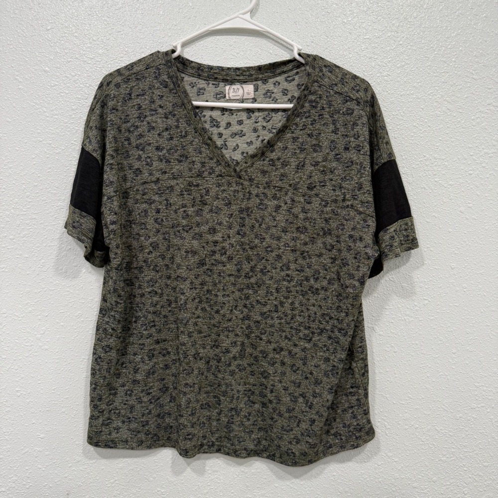 Maurices 24/7 Womens Large Olive Green Leopard Print V-Neck Mesh Sleeve T-Shirt